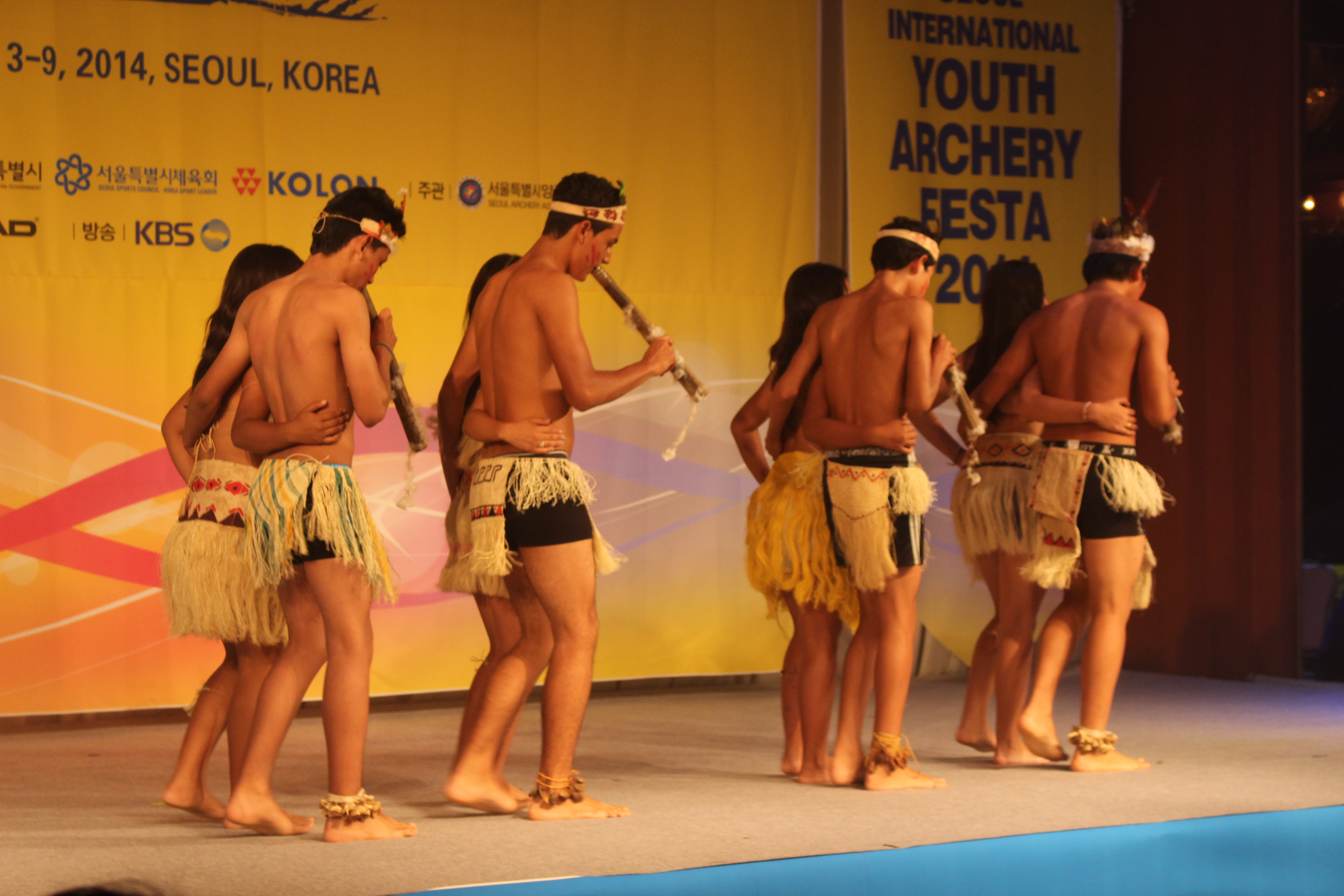 개막식에서 벌어진 참가자들의 장기자랑 - 콜롬비아 선수들의 전통 공연 모습입니다. 